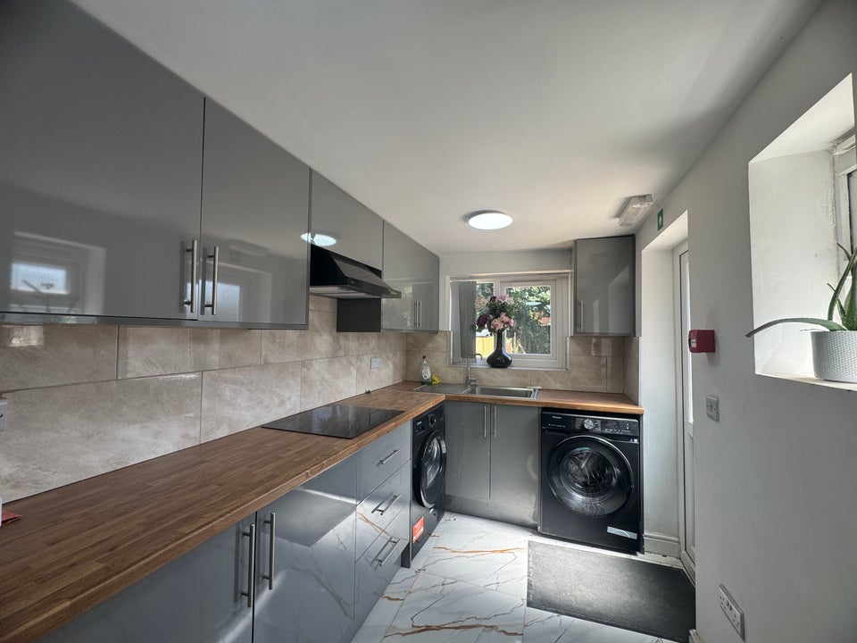 Room Oval Road in Sandwell
