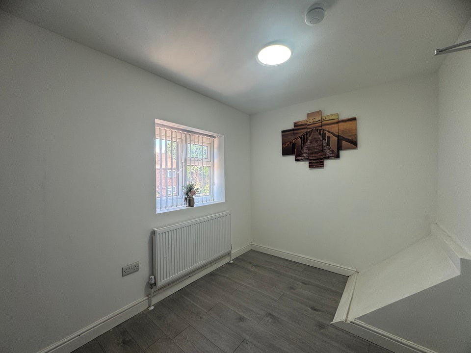 Room Oval Road in Sandwell