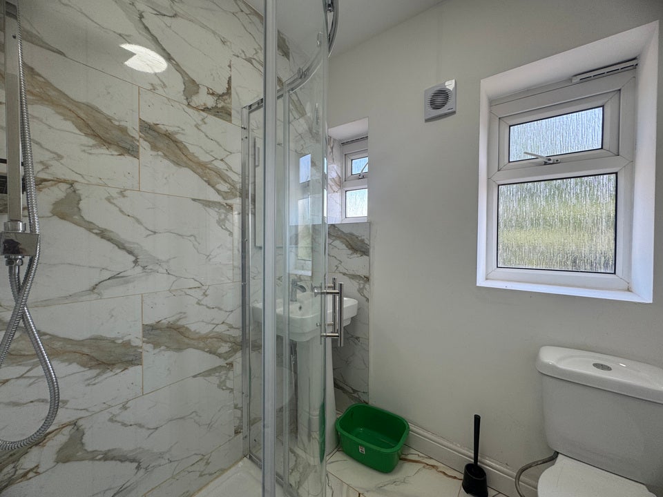 Room Oval Road in Sandwell
