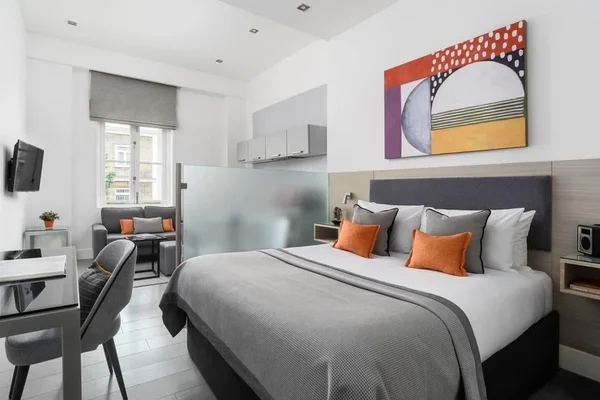 Flat Longridge Road in London