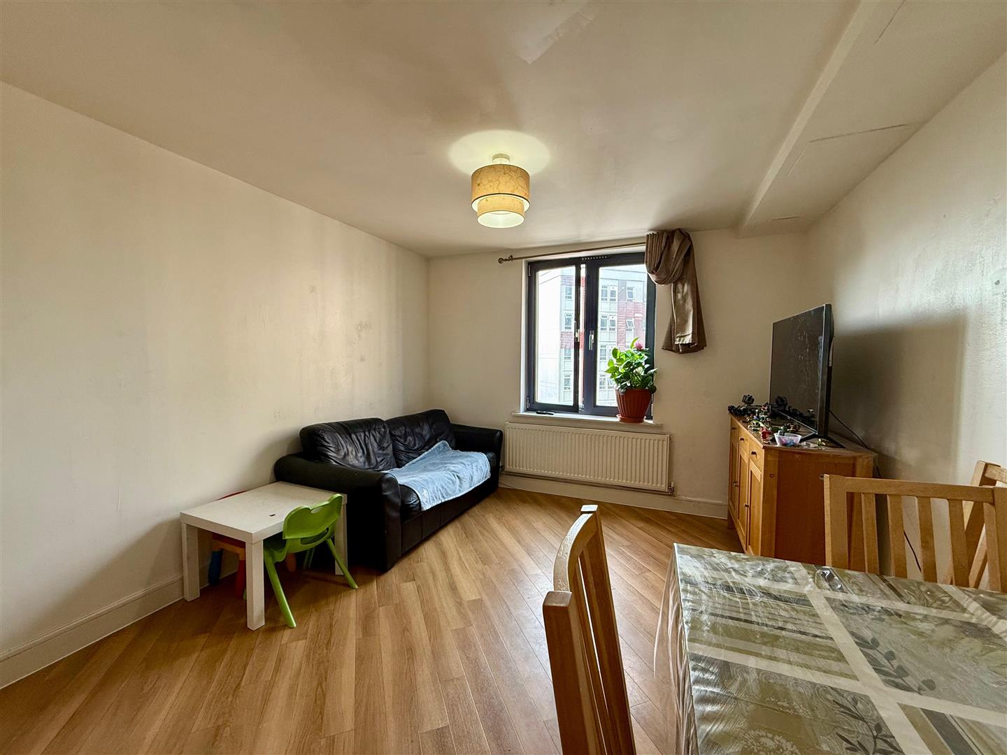 Flat Bramley Crescent in Greater London