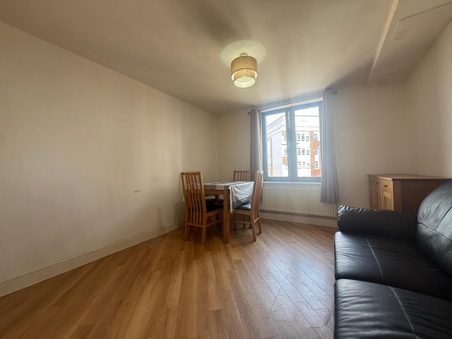 Flat Bramley Crescent in Greater London