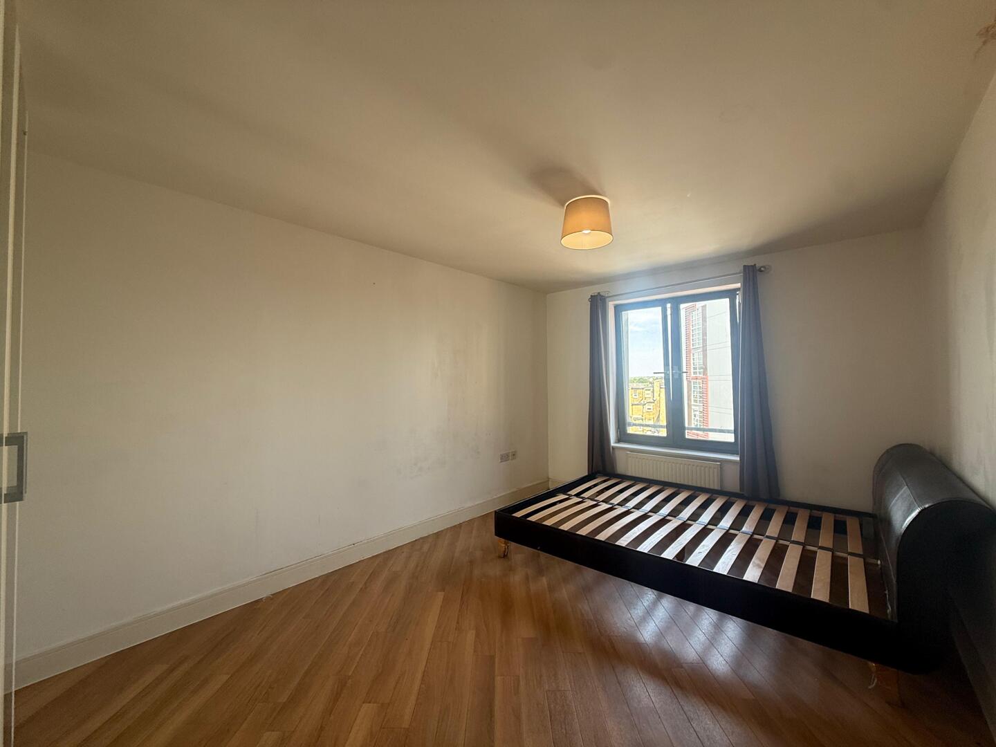 Flat Bramley Crescent in Greater London
