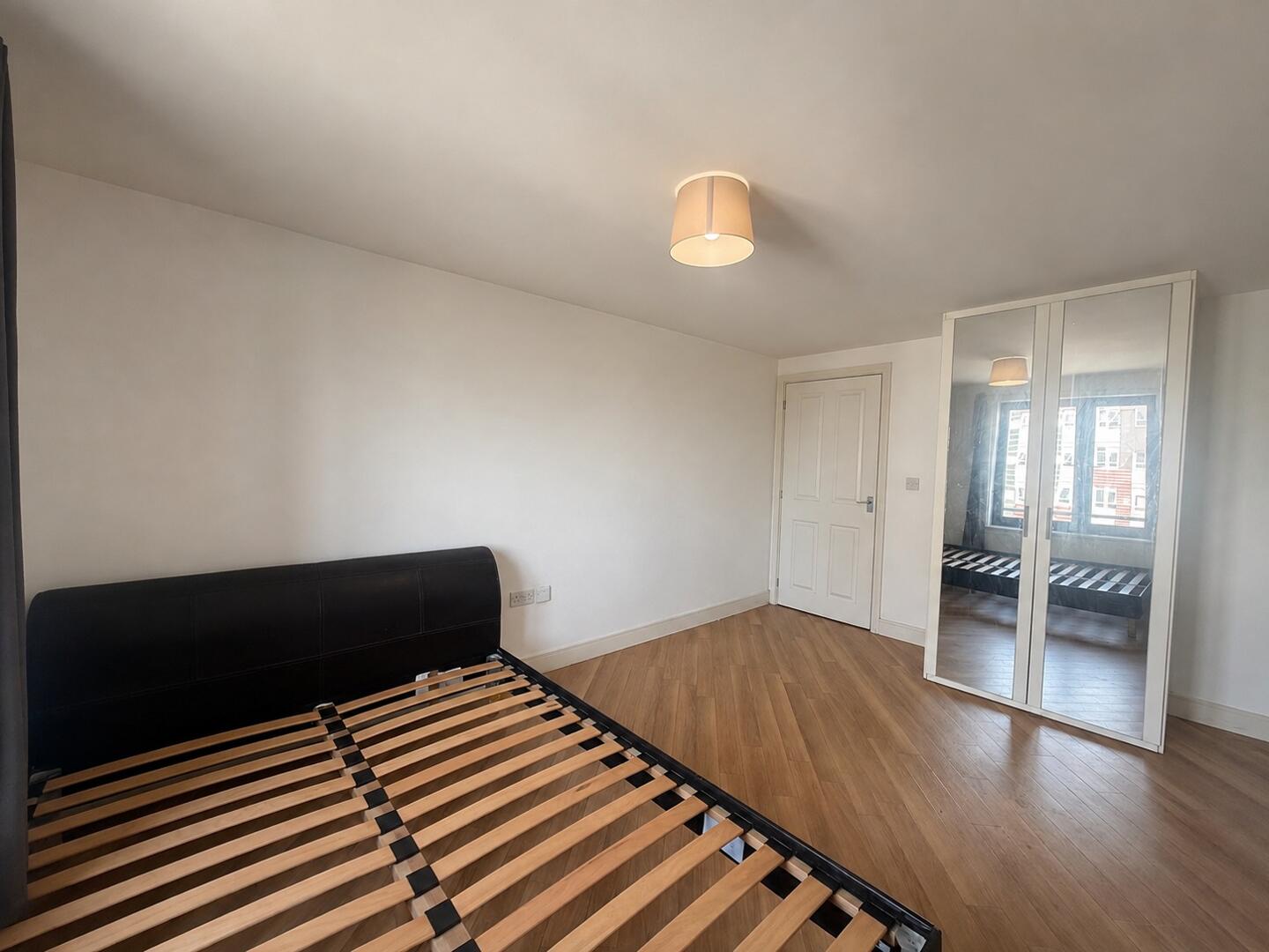 Flat Bramley Crescent in Greater London