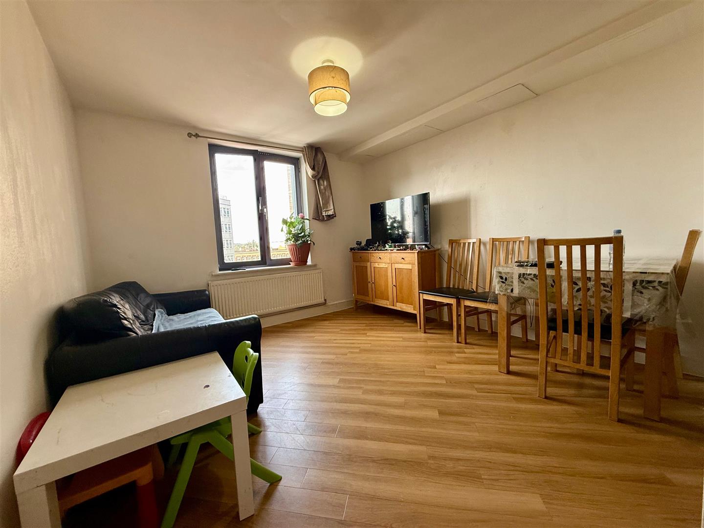 Flat Bramley Crescent in Greater London