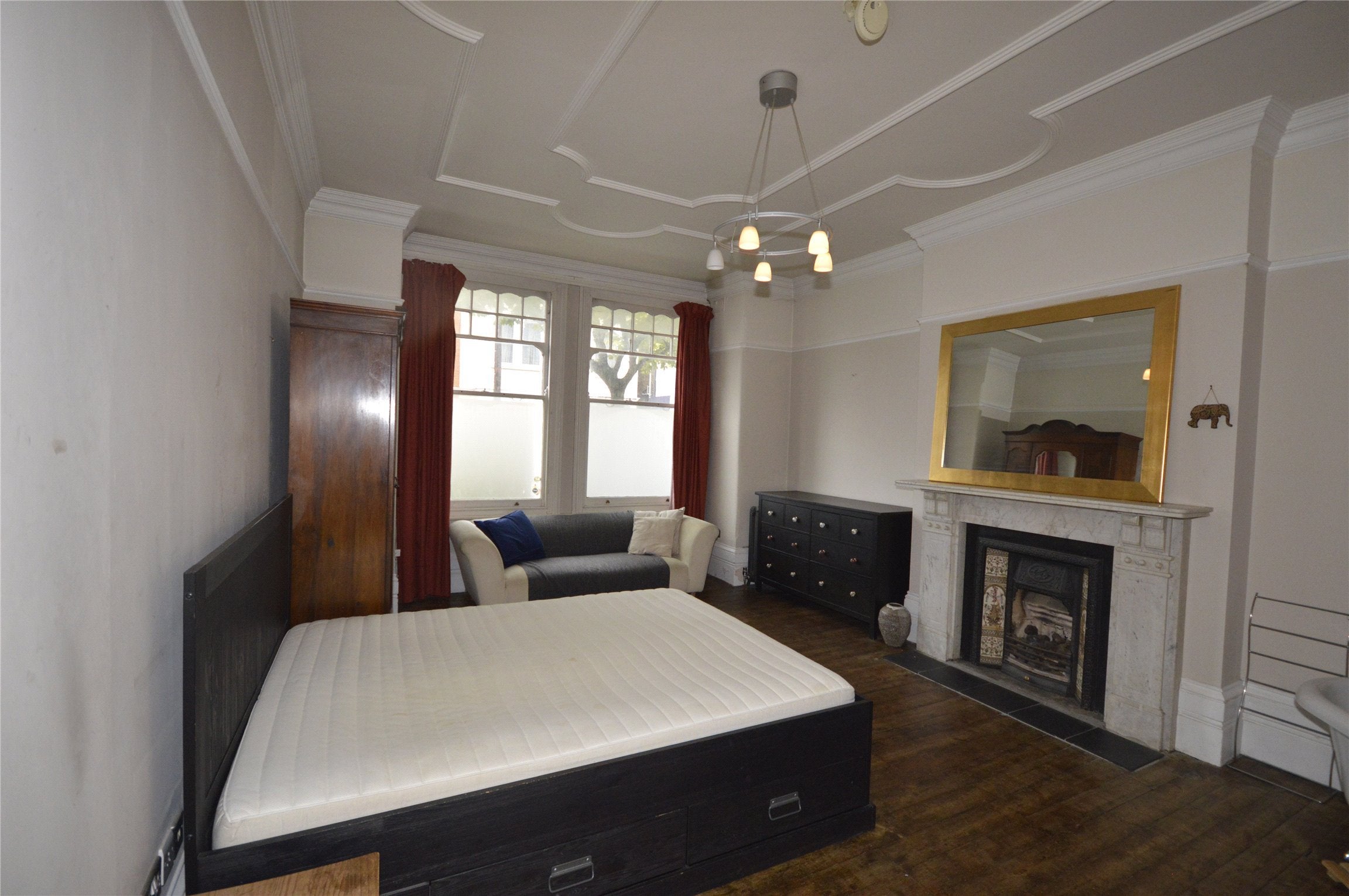 Flat Elmbourne Road in Greater London