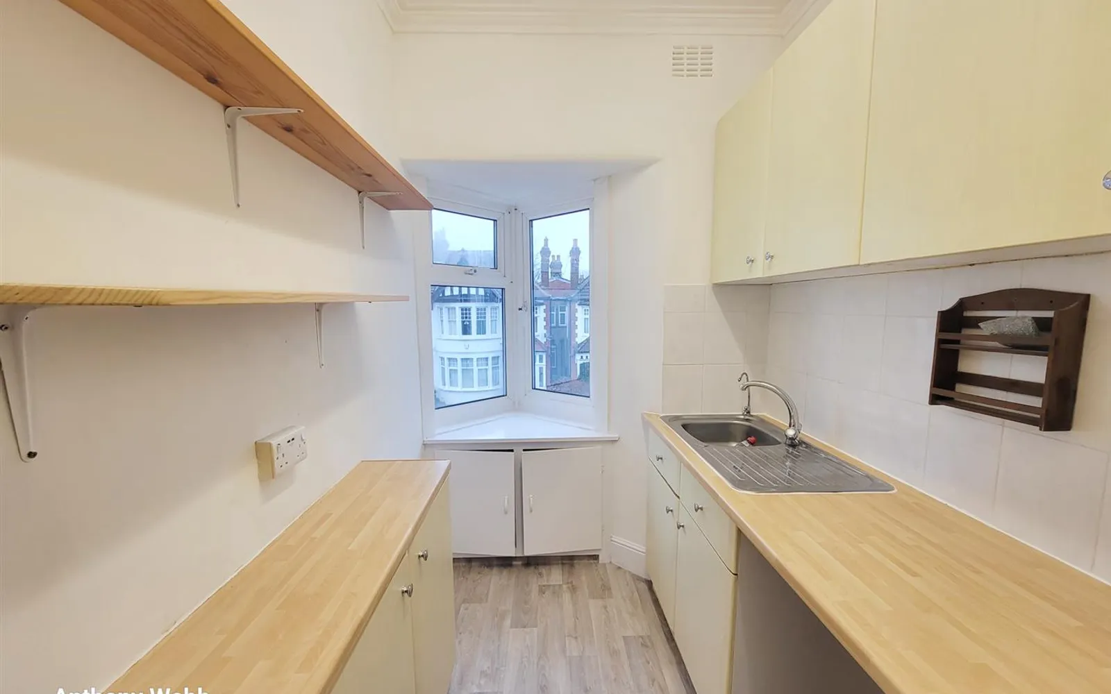 Flat Lodge Drive in Greater London