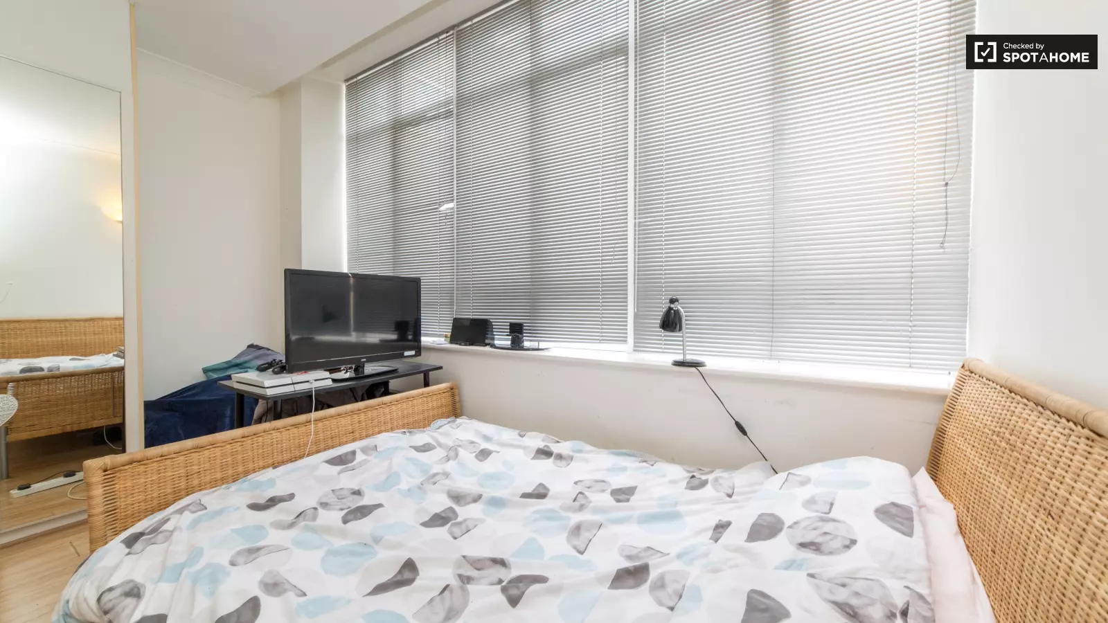 Flat Spa Road in Greater London