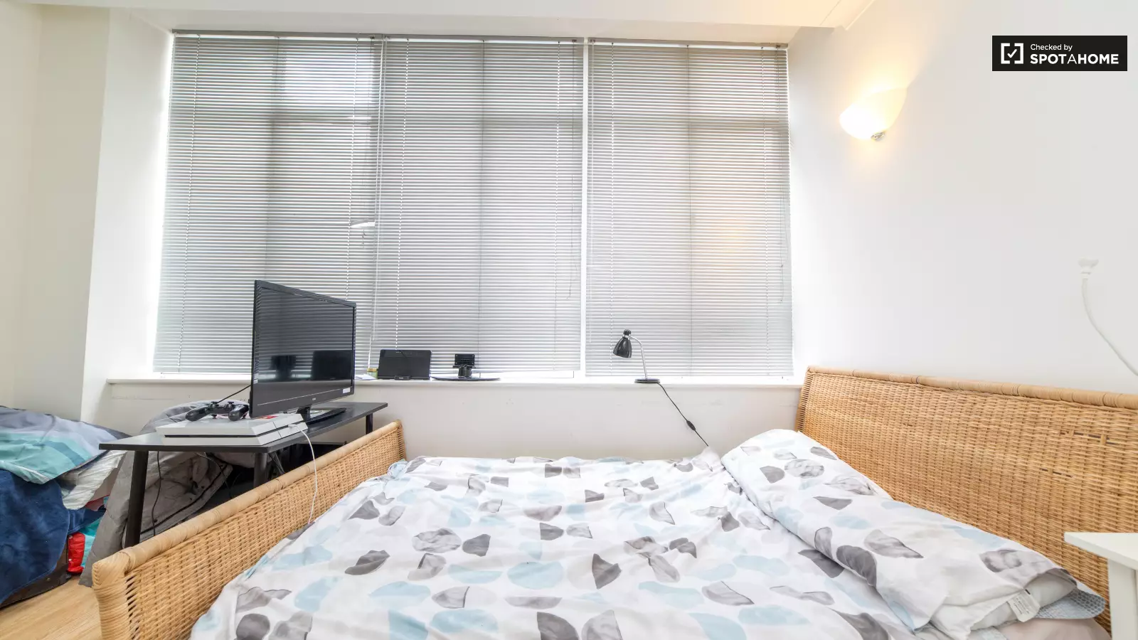 Flat Spa Road in Greater London
