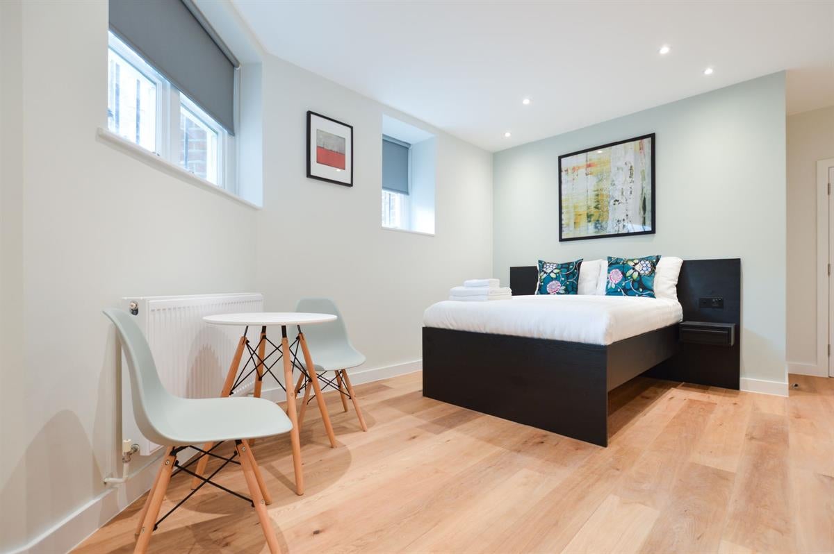 Flat Holland Park Avenue in Greater London