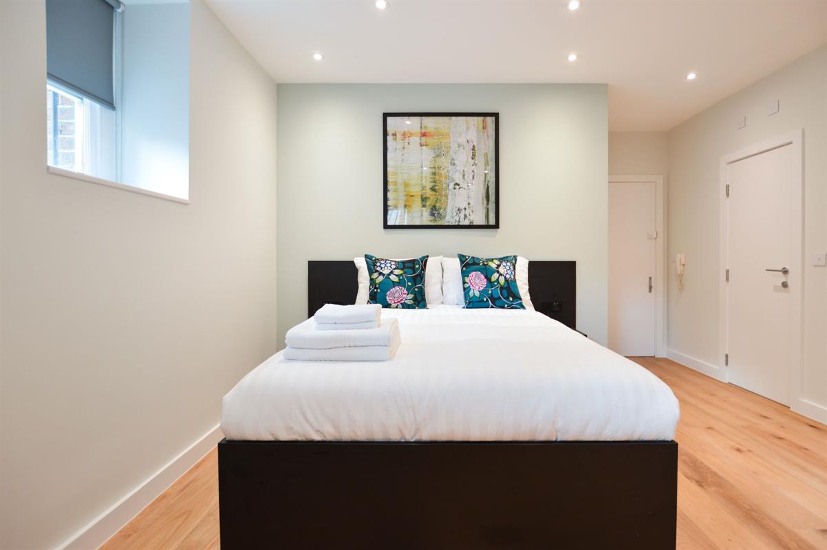 Flat Holland Park Avenue in Greater London
