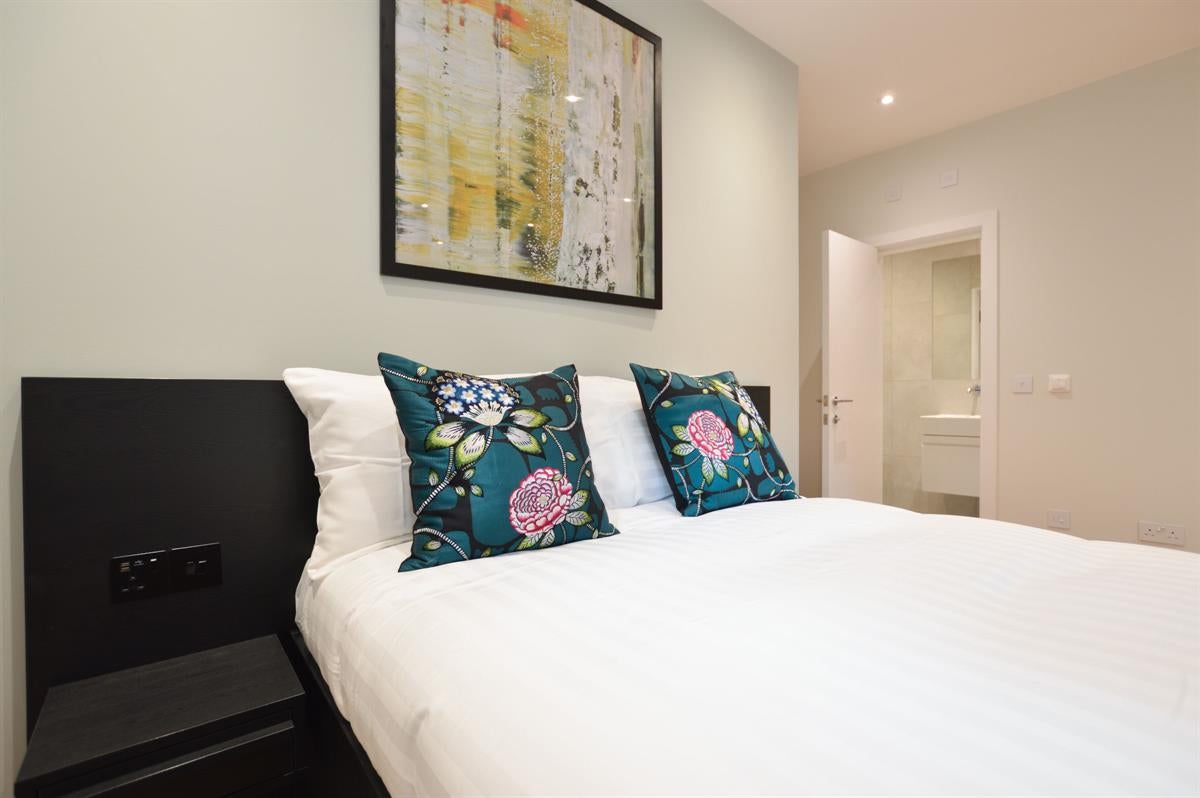 Flat Holland Park Avenue in Greater London