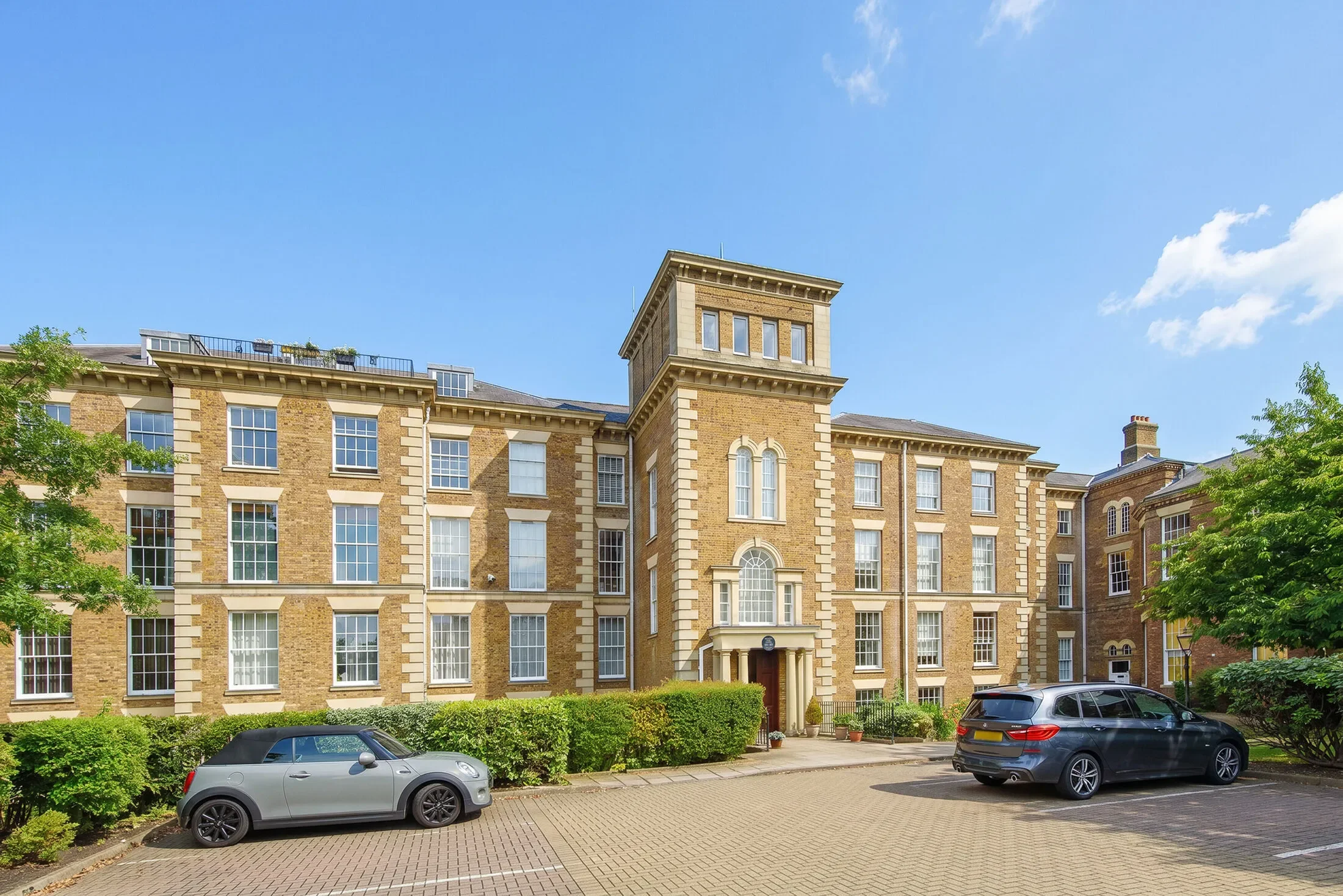 Flat Royal Drive in Greater London