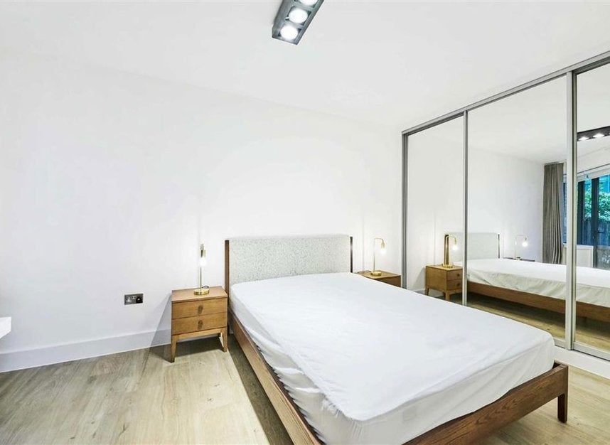 Flat Montague Close in Greater London