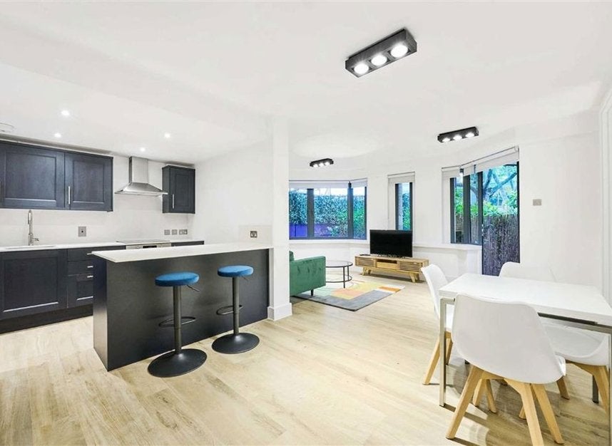Flat Montague Close in Greater London