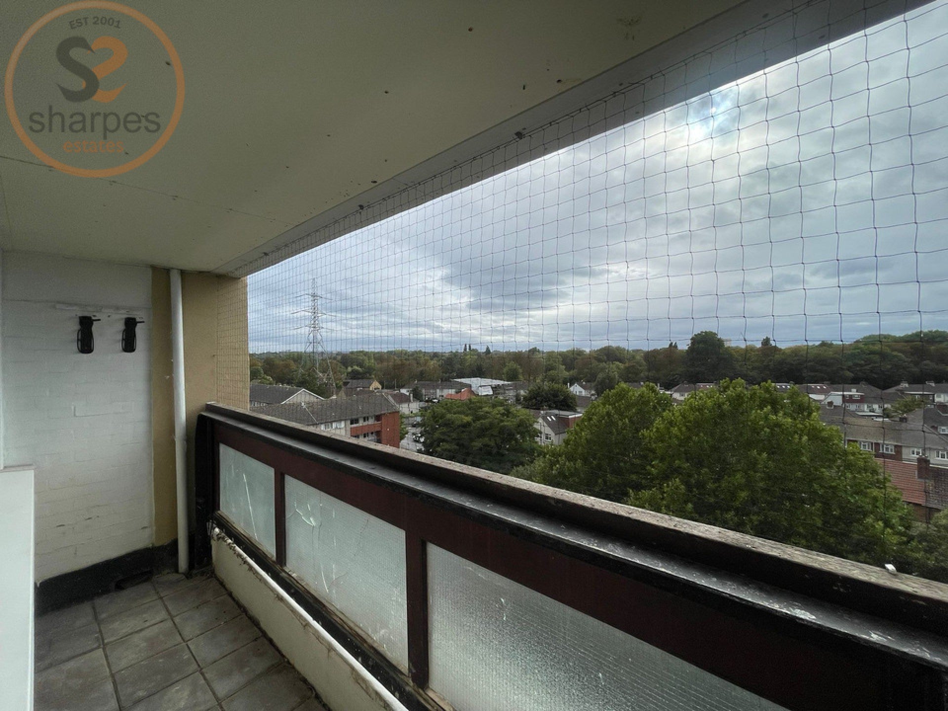 Flat Phipps Bridge Road in Greater London