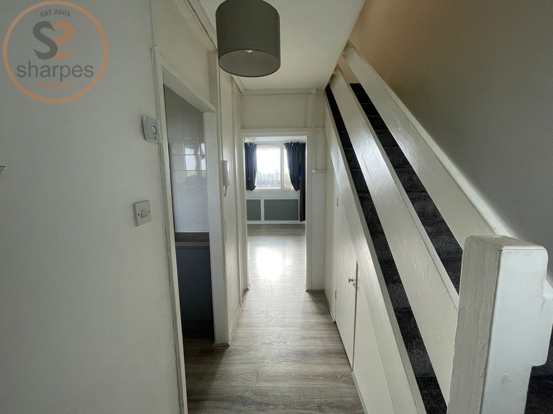 Flat Phipps Bridge Road in Greater London