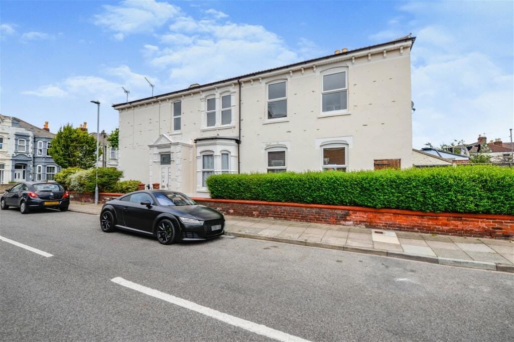Flat Laburnum Grove in Portsmouth