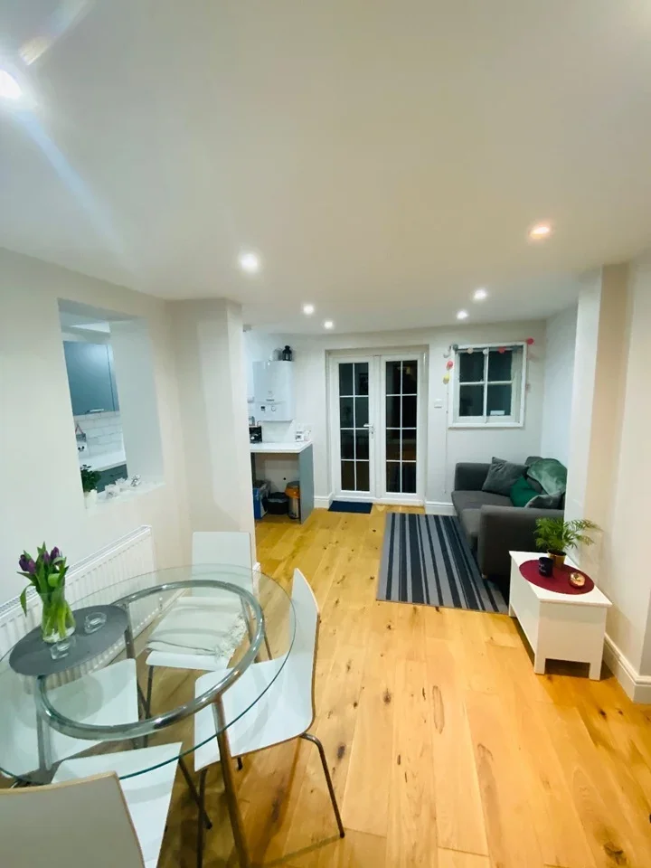 Flat Bracewell Road in Greater London