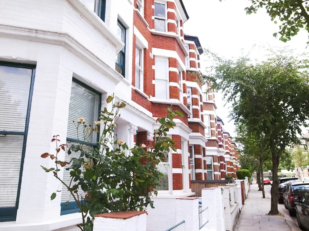 Flat Bracewell Road in Greater London