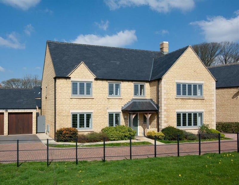 Flat Cadet Close in Cotswold District