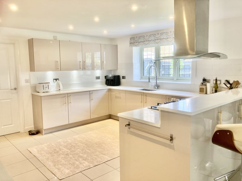 Flat Cadet Close in Cotswold District