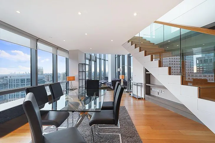 Flat Hertsmere Road in Greater London