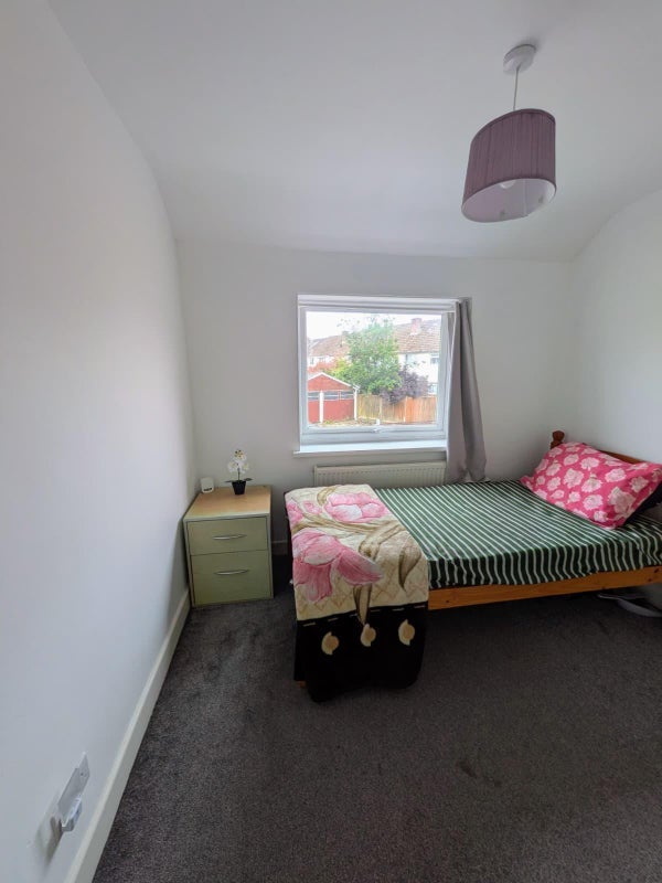 Room West Avenue in Crawley