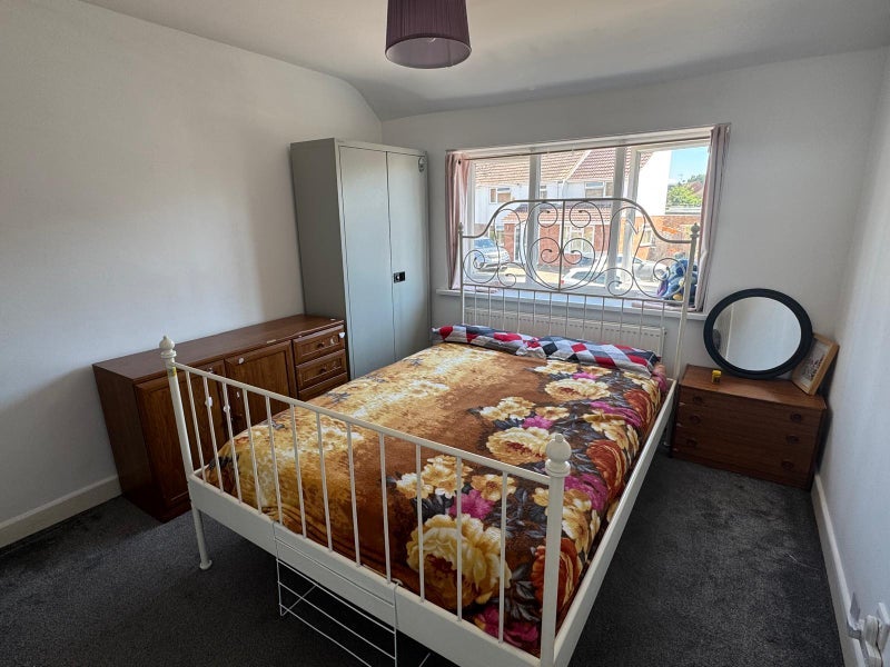 Room West Avenue in Crawley