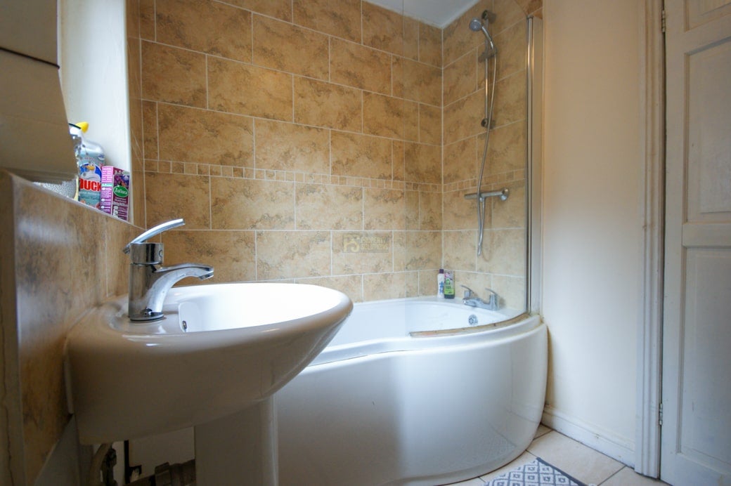 Flat Raddlebarn Road in Birmingham