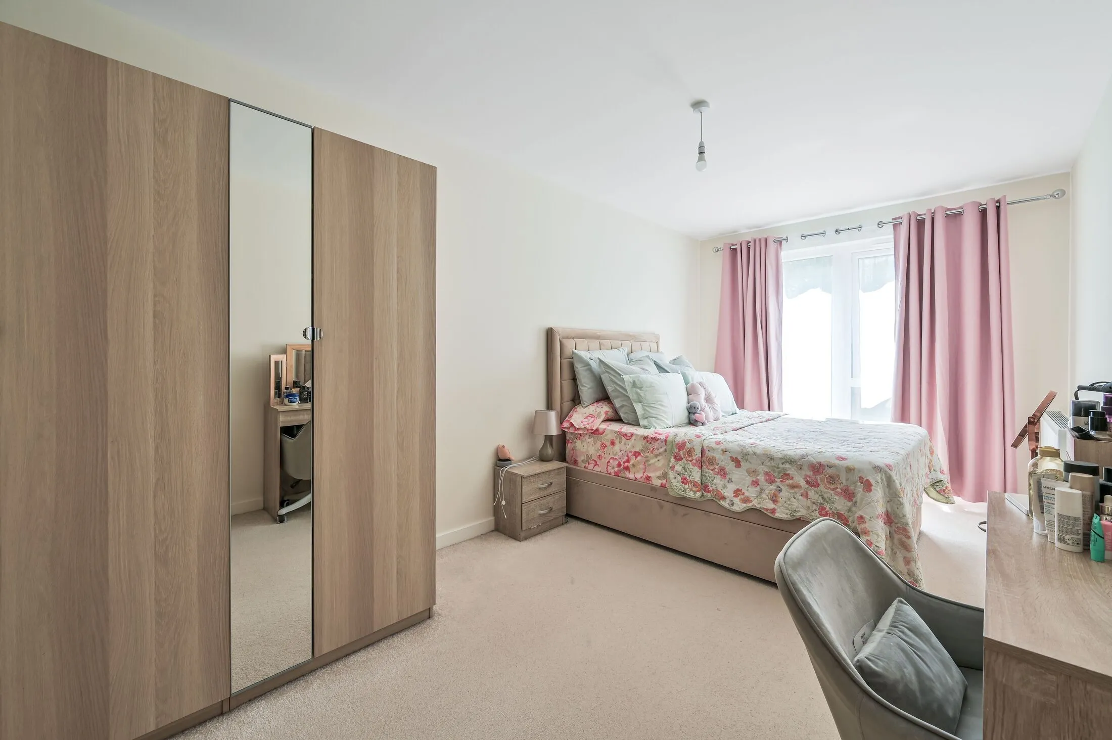 Flat Woodley Crescent in Greater London