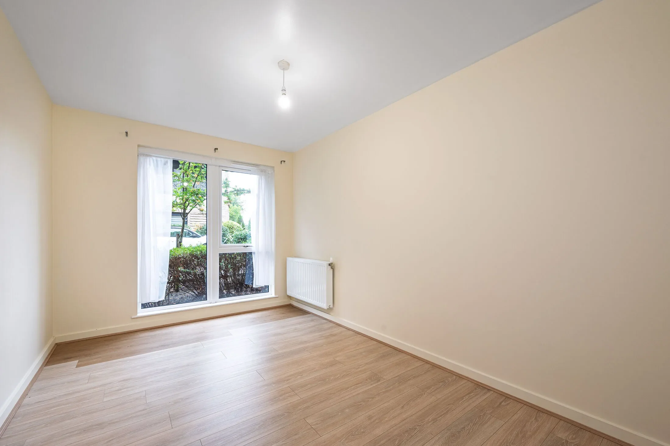 Flat Woodley Crescent in Greater London