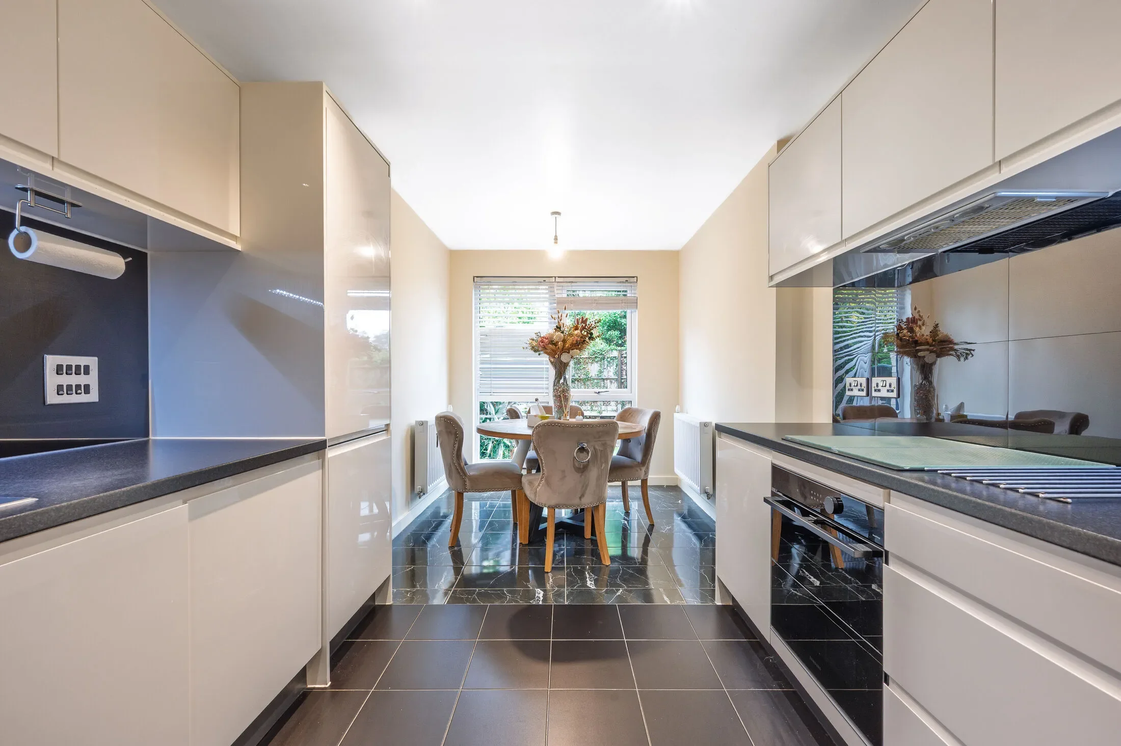 Flat Woodley Crescent in Greater London
