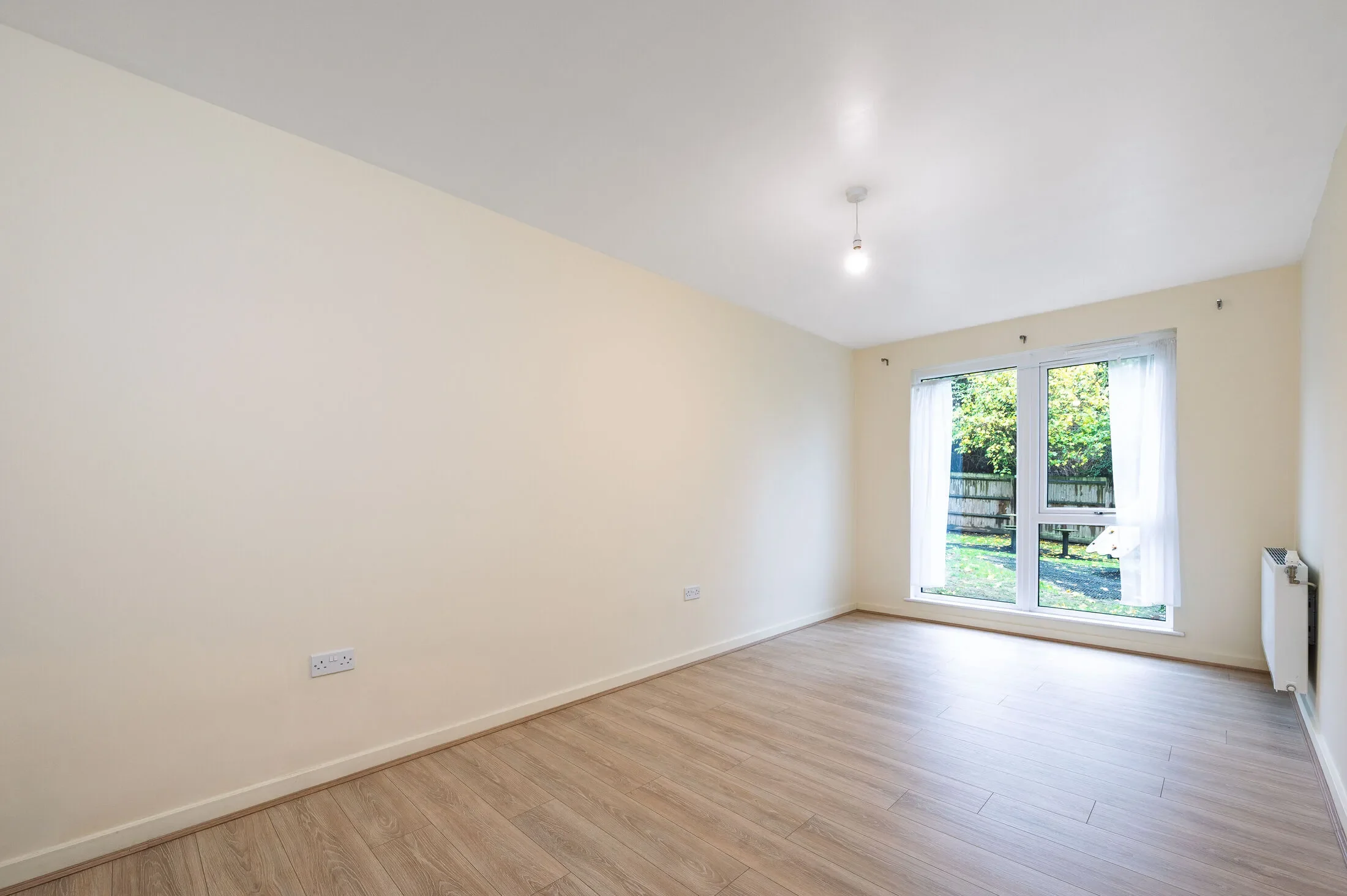 Flat Woodley Crescent in Greater London