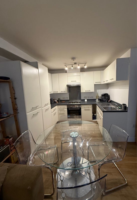 Room Clapham Road in Greater London