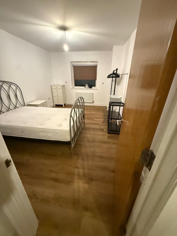 Room Clapham Road in Greater London
