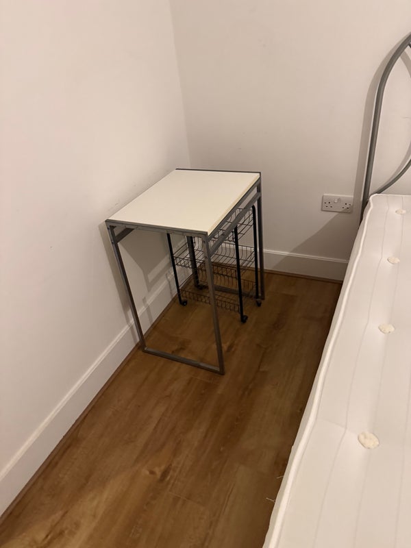 Room Clapham Road in Greater London