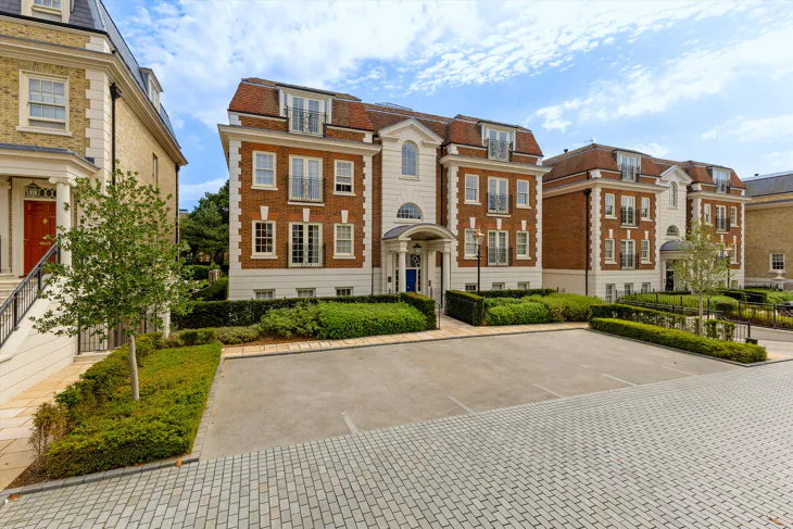 Flat King John Square in Borough of Runnymede