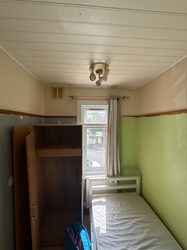 Room Flanders Road in Greater London