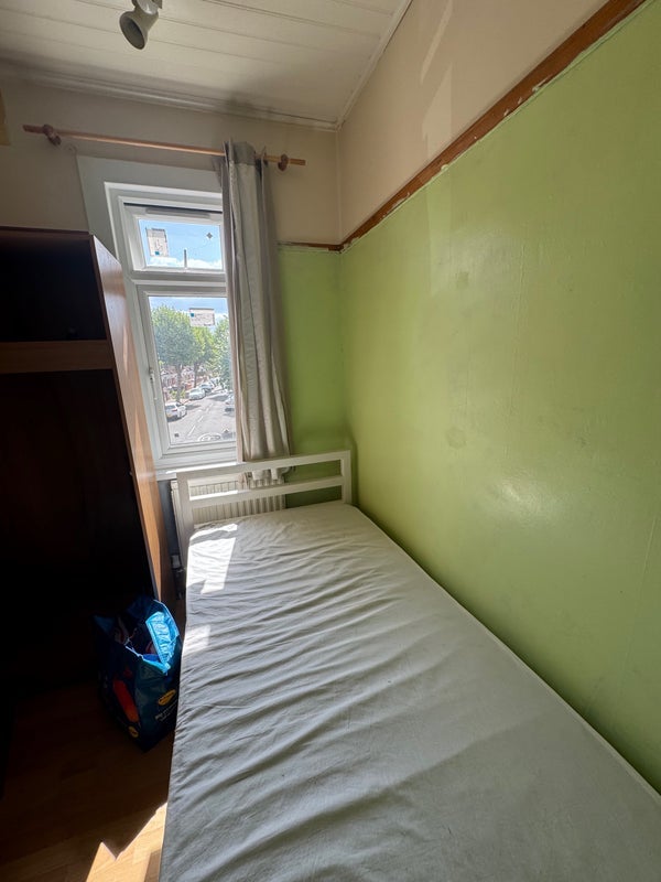 Room Flanders Road in Greater London