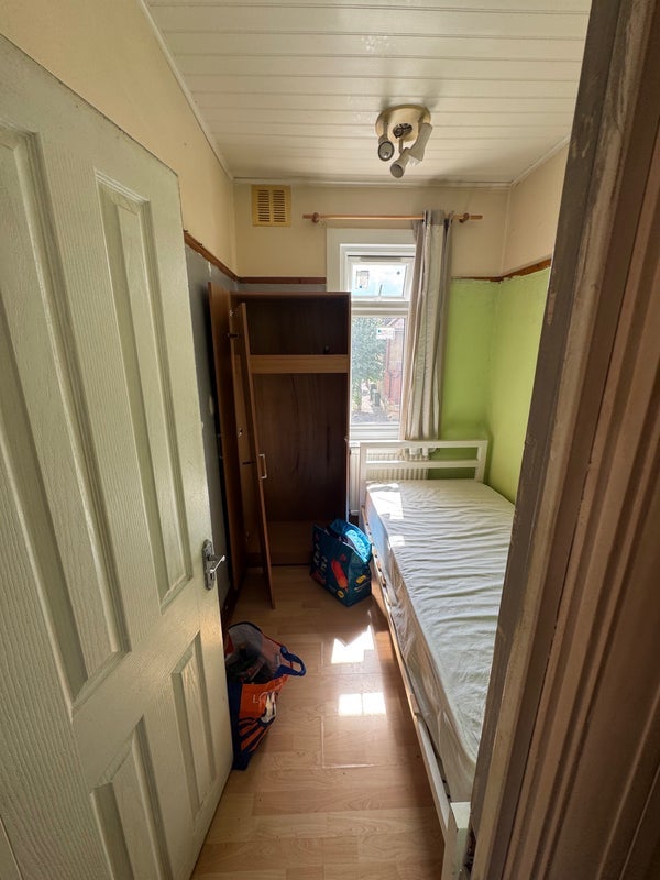 Room Flanders Road in Greater London