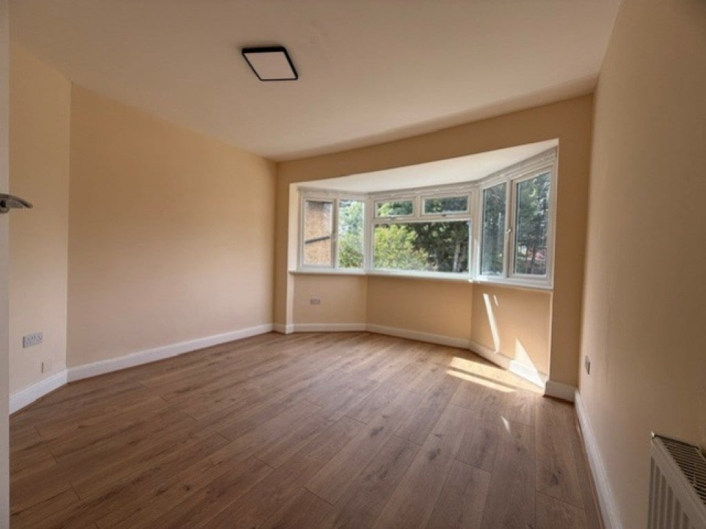 Flat Barnhill Road in Greater London