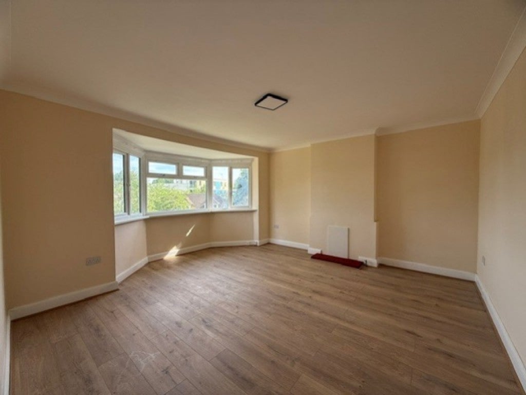 Flat Barnhill Road in Greater London