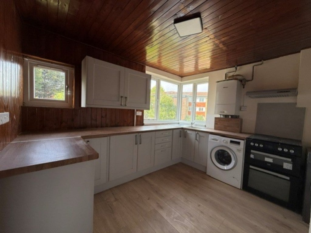 Flat Barnhill Road in Greater London