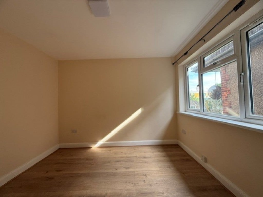 Flat Barnhill Road in Greater London