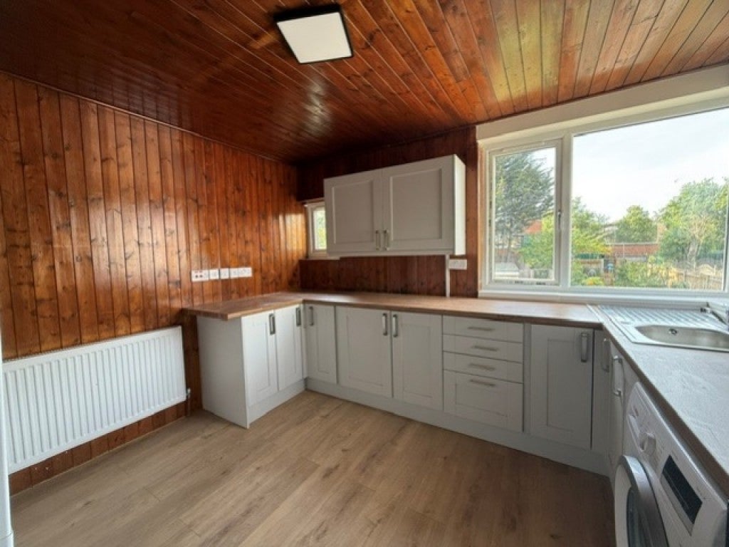 Flat Barnhill Road in Greater London