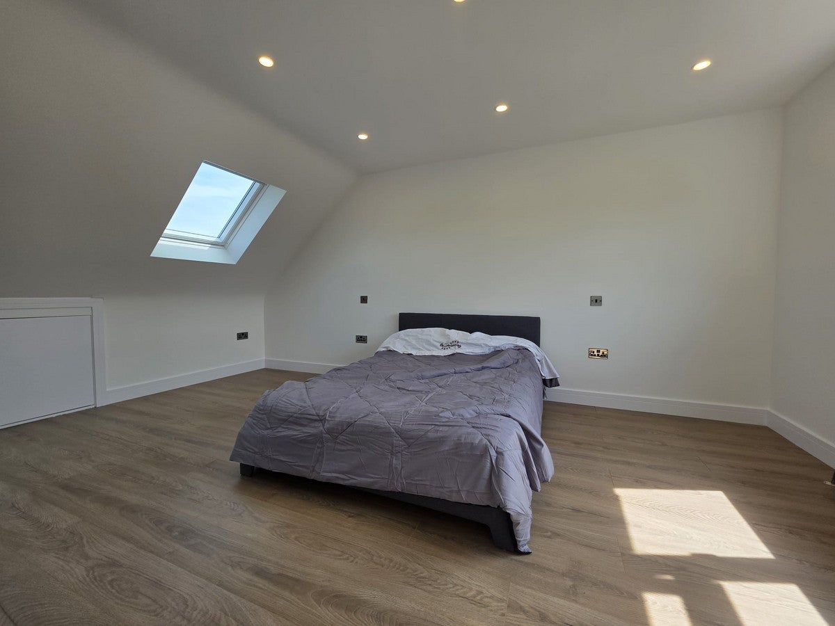 Room Avenue Gardens in Reigate and Banstead