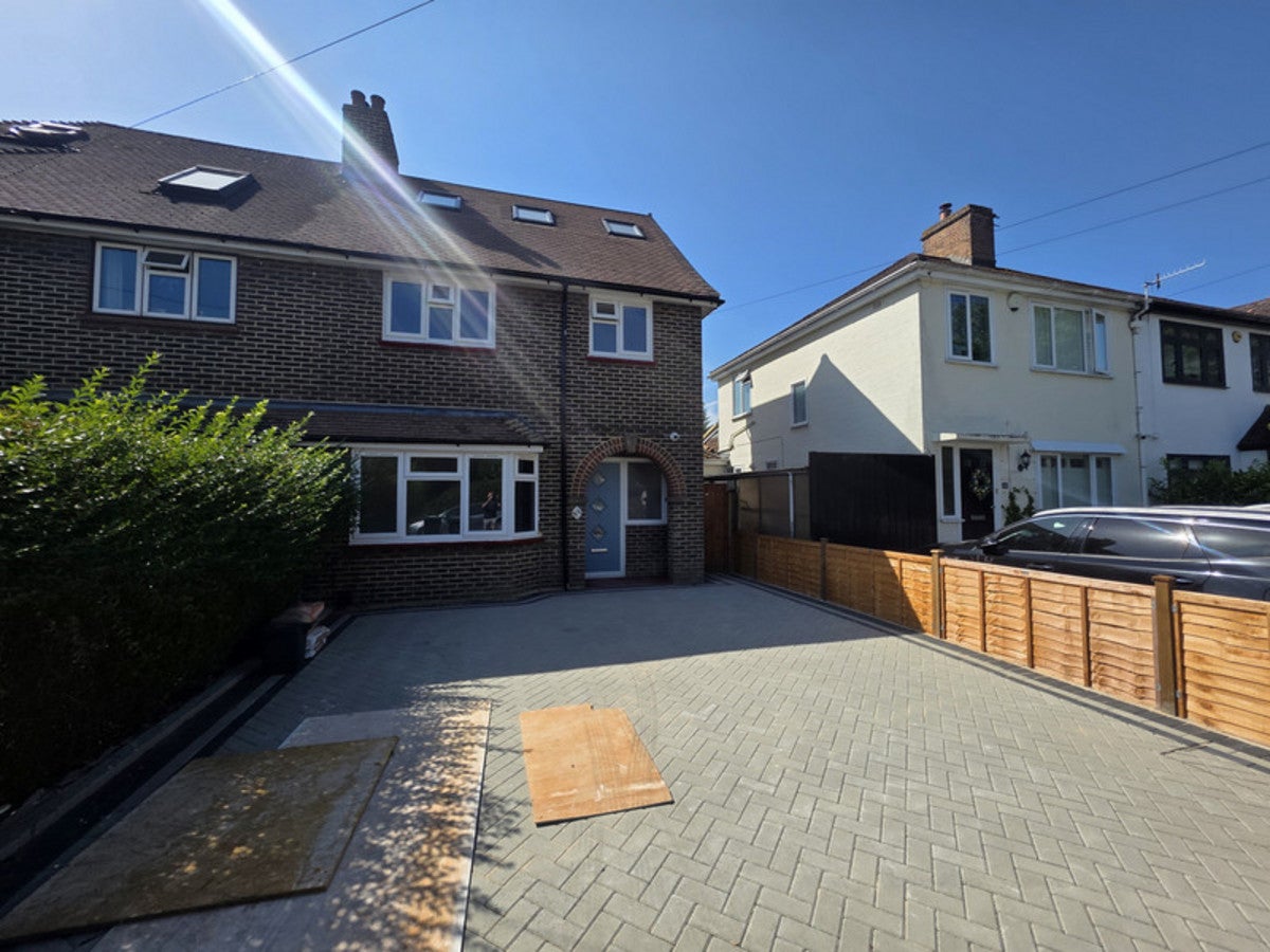 Room Avenue Gardens in Reigate and Banstead