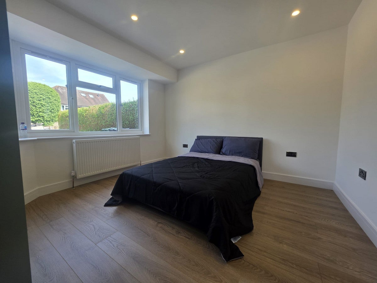 Room Avenue Gardens in Reigate and Banstead