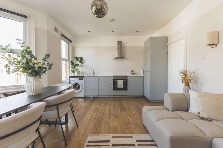 Flat Holland Road in Greater London